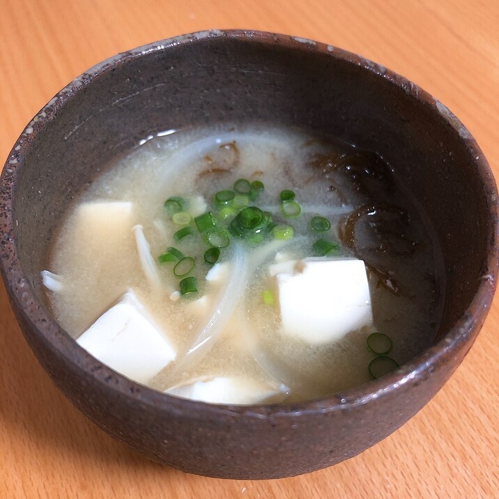 もずくと玉ねぎと豆腐のお味噌汁